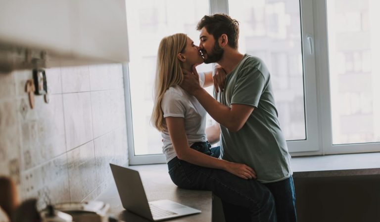Husbands Who Kiss Their Wives Regularly Live Longer Than Those Who Don’t, Says Study